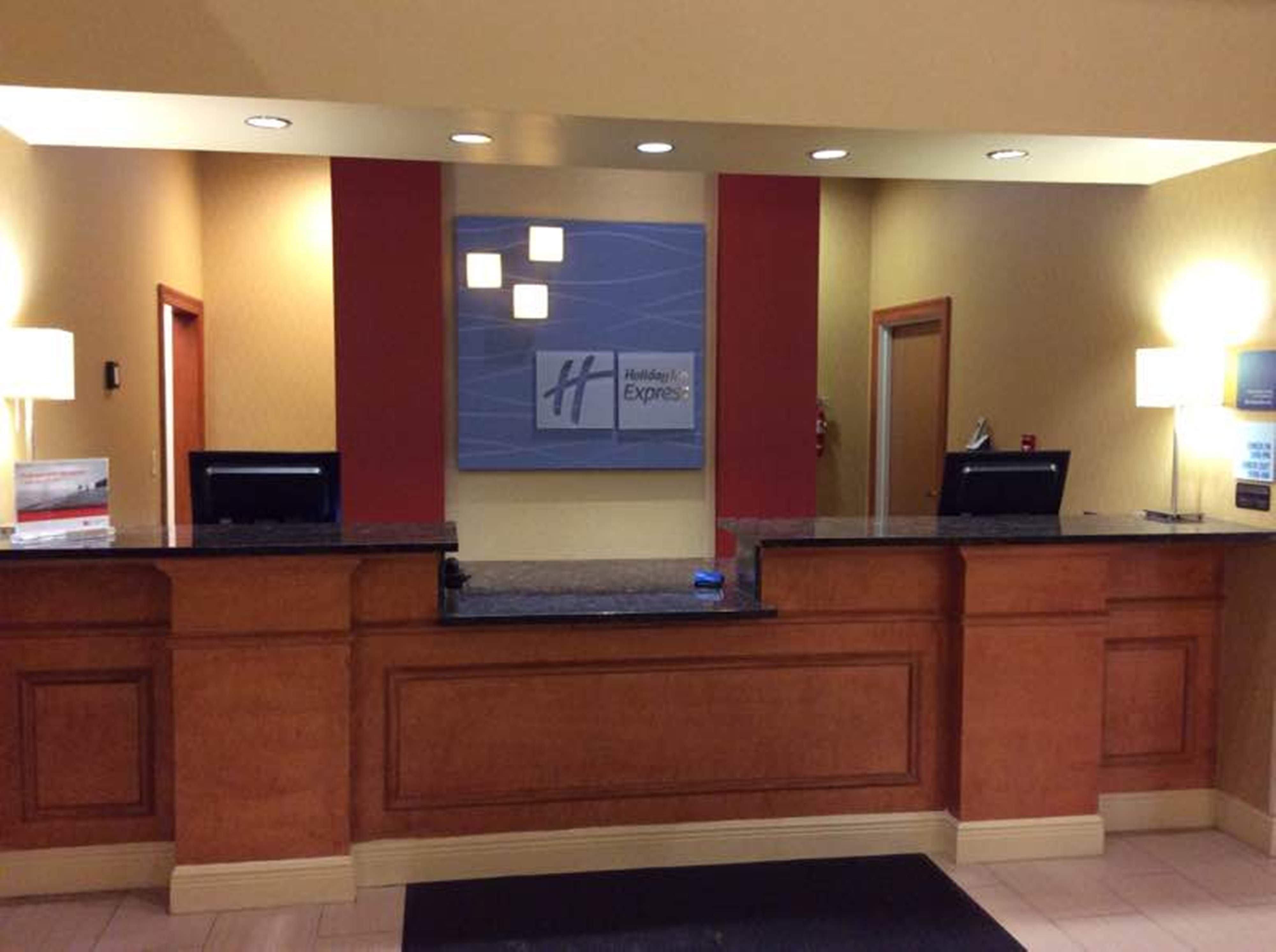 Holiday Inn Express Hotel & Suites Forest By Ihg Exteriör bild