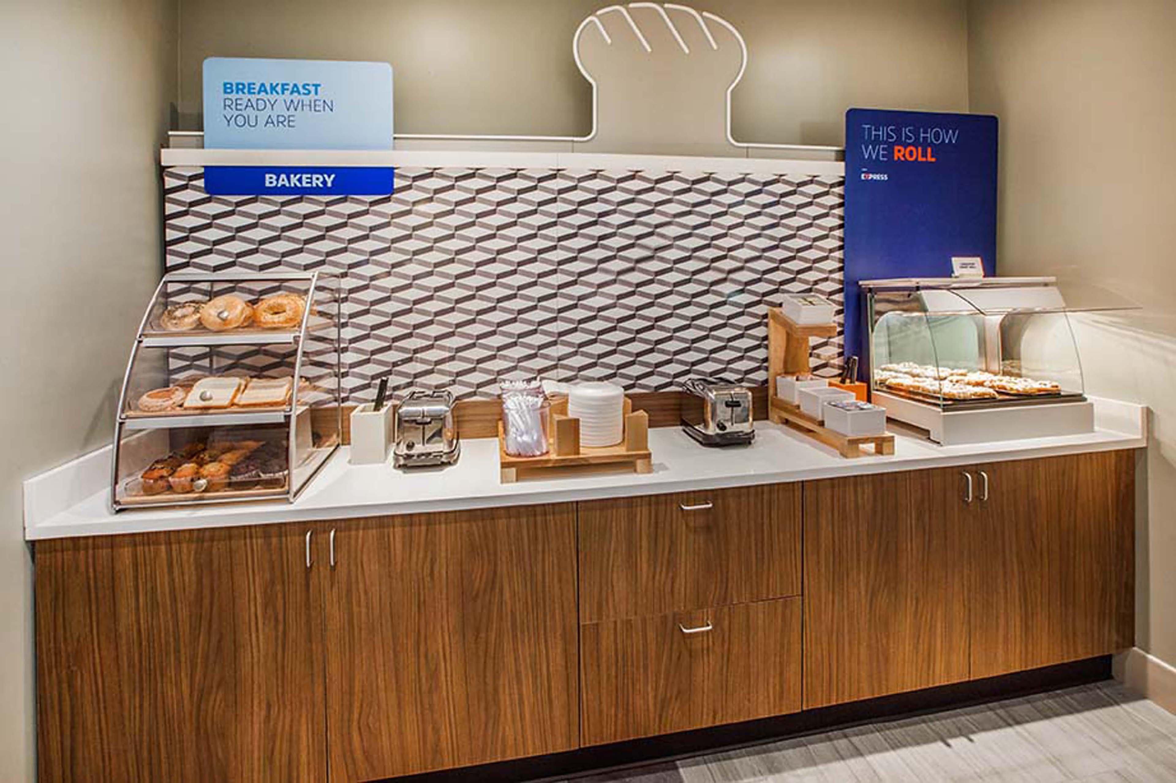 Holiday Inn Express Hotel & Suites Forest By Ihg Exteriör bild